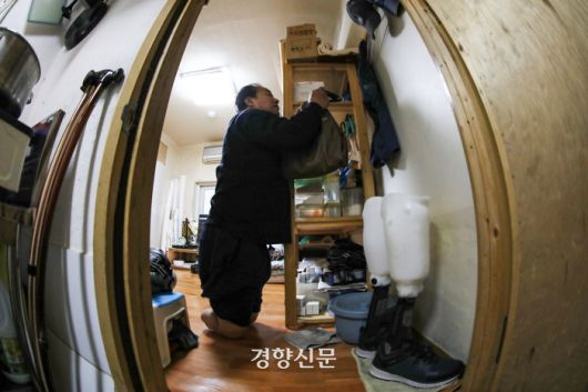 윤용주 동자동사랑방 대표가 6일 서울 용산구 본인 자택에서 세탁물을 정리하고 있다. 2023.12.6 한수빈 기자