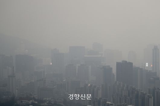 서울에 미세먼지를 동반한 비가 내린 6일 서울 종로구 인왕산에서 바라본 도심이 뿌옇다. 문재원 기자