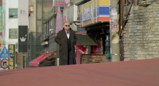 <홈그라운드>는 윤김명우씨의 일상을 좇는다. 한국 최초의 레즈비언바 ‘레스보스’를 운영하는 윤김명우씨는 2000년 커밍아웃했다. ‘명우형’이라 불리는 그는 레즈비언들의 정신적 지주다. 씨네소파 제공