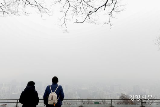 서울에 미세먼지를 동반한 비가 내린 6일 서울 중구 남산에서 바라본 도심이 뿌옇다. 문재원 기자