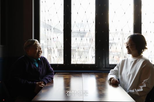 권아람 감독(오른쪽)과 윤김명우씨가 서울 이태원동의 레즈비언 바 ‘레스보스’에서 서로를 바라보며 웃고 있다. 문재원 기자