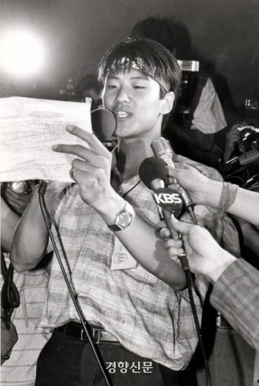 1989년 6월 임종석 전대협 3기 의장이 임수경씨가 남한 학생 대표로 평양 세계청년학생축전에 참가하기 위해 방북했다고 발표하고 있다. /경향신문 자료사진