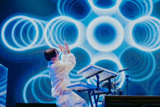 요아소비의 작곡가 아야세. 리벳 제공