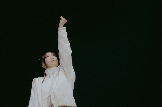 요아소비의 보컬리스트 이쿠라. 리벳 제공