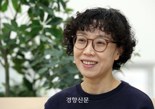 <고양이 해결사 깜냥>의 홍민정 작가가 지난달 27일 서울 정동 경향신문사에서 인터뷰를 하고 있다. 서성일 선임기자