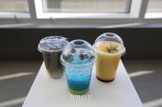 롯데리조트속초  1층 북카페인 슬로우라운지에서는 바다를 모티브로 한 다양한 음료를 판매한다. 이윤정 기자