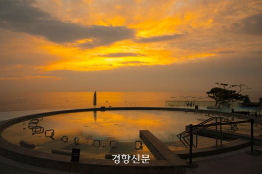 롯데리조트속초 인피니티풀에서 바라본 일출. 롯데리조트 제공