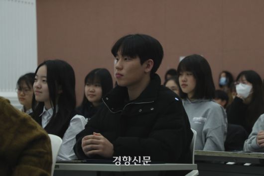 26일 제9회 학생인권의 날 기념식에 참가한 학생들이 앉아서 이야기를 듣고 있다.