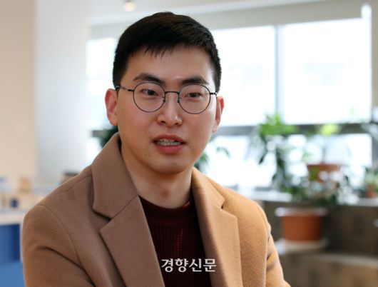 녹색정의당 지지자인 조현익씨가 지난 28일 서울 마포출판문화진흥센터에서 경향신문과 인터뷰를 하고 있다. 2024.02.28 /서성일 선임기자