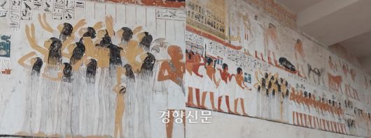 고대 이집트나 지금이나 죽음은 산자들의 슬픔을 부른다. 사진은 룩소르의 고대 유적인 ‘귀족 무덤군’ 가운데 라모세 무덤의 장례도 벽화 중 통곡을 하는 여인들 세부 모습(왼쪽)과 장례도 일부. 도재기 선임기자