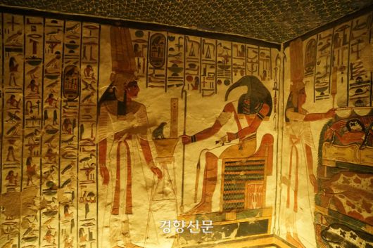고대 이집트인들은 인물 표현때 눈과 가슴 부문은 정면 모습을, 얼굴과 팔·다리·발은 측면 모습으로 그렸다. 사진은 네페르타리 왕비(왼쪽)가 따오기 머리를 한 지식·기록의 신 토트를 경배하는 네페르타리 무덤의 벽화. 도재기 선임기자