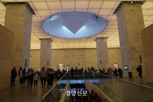 카이로의 국립이집트문명박물관에는 람세스 2세, 하트셉수트 등 주요 파라오들의 미라를 모아 보존·전시하는 특별 전시실이 있다. 내부 사진 촬영이 금지된 미라 특별실은 박물관 전시실 지하에 마련돼 별도의 출입구(사진 가운데)를 통해 들어갈 수 있다.  도재기 선임기자