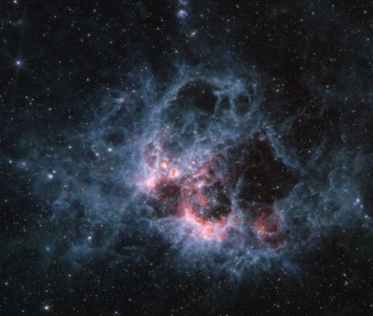 중적외선으로 찍은 NGC 604 모습. 근적외선으로 찍었을 때와는 달리 별의 밝기가 줄었으며, 성운도 파란색으로 보인다. 미국 항공우주국(NASA) 제공