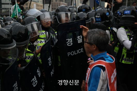 권영국 변호사가 2015년 9월23일 서울 종로구 세종문화회관 앞 인도에서 경찰의 집회 참가자 강제연행에 항의하고 있다. 경향신문DB