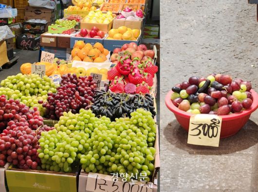 서울 동대문구 청량리청과물시장 내 매대에 22일 수입 과일들이 전시돼 있다(왼쪽). 수입 포도 송이에서 떨어진 낱알을 바구니에 모아 파는 모습도 보였다. 배시은 기자