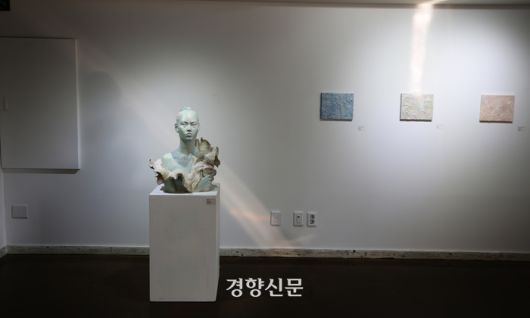 서학예술마을도서관 갤러리. 이윤정 기자