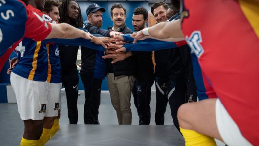 축구에 대해 아는 것이 없는 감독을 불신하던 선수들은 테드의 진심에 조금씩 마음을 연다. 애플TV플러스 제공