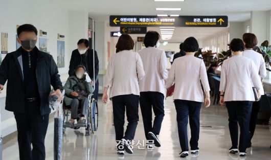 전국 의대 교수 집단 사직서 제출 이틀 차인 26일 서울 시내 한 대학 병원에서 간호사들이 환자를 돌보기 위해 이동하고 있다. 조태형 기자