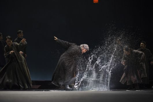 창극 ‘리어’는 무대 가운데 흐르는 물을 효과적으로 사용한다. 국립극장 제공