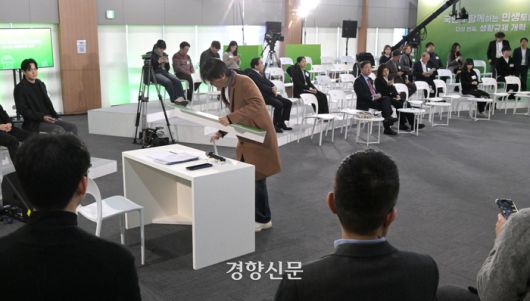 윤석열 대통령이 지난 1월 22일 서울 동대문구 한국콘텐츠진흥원 콘텐츠인재캠퍼스에서 예정된 ‘국민과 함께하는 민생토론회 - 다섯 번째, 생활규제 개혁’에 불참하기로 알려지자 관계자가 윤 대통령 자리를 정리하고 있다. 대통령실사진기자단