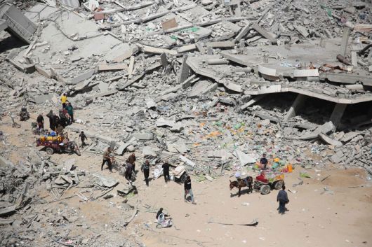 지난 1일(현지시간) 팔레스타인 가자지구 북부 알시파 병원이 이스라엘군의 공습으로 형체를 알아볼 수 없을 정도로 무너져 있다. AFP연합뉴스