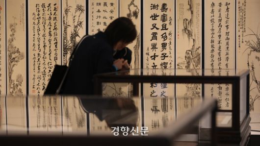 보수 공사를 마치고 재개관을 앞둔 서울 성북구 간송미술관에서 29일 열린 기자 간담회 참석자가 전시관을 둘러보고 있다.   정효진 기자