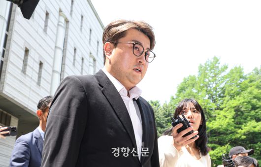 음주 뺑소니 혐의를 받는 가수 김호중씨가 법원의 구속 전 피의자심문(영장실질심사)를 위해 24일 오전 서울 서초구 서울중앙지방법원에 출석하고 있다.  사진공동취재단