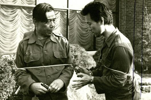 현장검증 장소에서 만난 김재규와 부하인 박흥주. 김재규가 팔에 관통상을 입고 화장실로 피신한 차지철을 다시 쏘려고 했으나 격발이 되지않자 박흥주에게 권총을 달라고 외친 장면을 재연하고 있다. 경향신문 자료사진