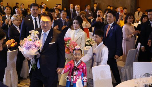 윤석열 대통령과 김건희 여사가 11일 오후(현지시간) 카자흐스탄 아스타나의 한 호텔에서 열린 동포간담회에 참석해 꽃다발을 받고 있다. 김창길 기자