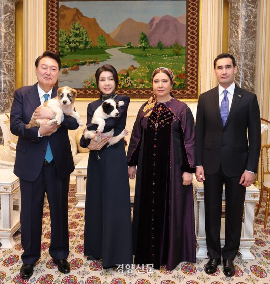 윤석열 대통령과 김건희 여사가 10일 ‘세르다르 베르디무하메도프 대통령 부부가 주최한 국빈 만찬에서 투르크메니스탄의 국견인 알라바이를 안고 기념사진을 찍고 있다. 김창길 기자