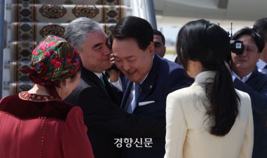 중앙아시아 3국을 국빈방문 중인 윤석열 대통령과 김건희 여사가 11일 첫 방문지인 투르크메니스탄 순방을 마치고 아시가바트 국제공항에서 투르크메니스탄 국가최고지도자 겸 인민이사회 의장인 구르반굴리 베르디무하메도프 전 대통령의 환송을 받고 있다. 김창길 기자