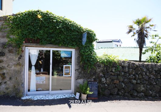 3평 돌창고를 개조해 만든 책방 ‘책은선물. 이윤정 기자