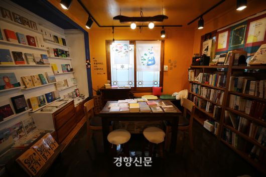 4대째 살아온 집을 서점으로 꾸민 ‘북타임’. 임기수 대표가 자신이 태어난 방을 서점으로 꾸몄다고 소개했다. 이윤정 기자