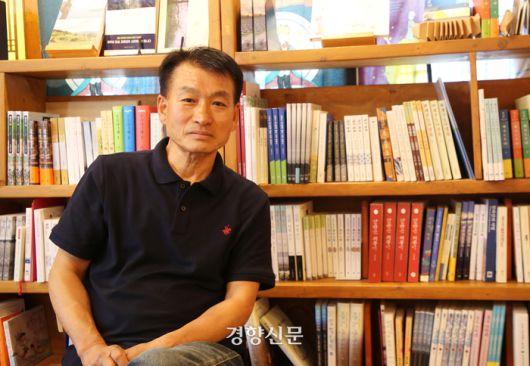 북타임 임기수 대표. 자신이 태어난 방을 서점으로 꾸민 공간에서 포즈를 취했다. 이윤정 기자