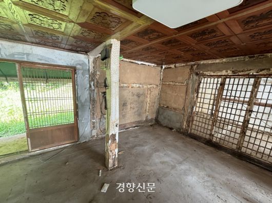 정뱅이마을 노인회 사무장 채홍종씨의 침수된 한옥. 지난 8월 12일 대전 서구 정뱅이마을에서 만난 채씨는 “흙으로 지어진 한옥이라 건조에 더 오랜 시간이 걸리고 복구를 장담할 수 없다”고 했다. 채씨 부부가 지내는 조립식 주택과 채씨의 노모가 지내는 한옥이 모두 침수됐지만, 정부의 지원 기준으로 인해 한 채에 대해서만 구호지원을 받을 수 있다. 이효상 기자