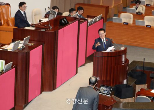 박지원 더불어민주당 의원이 9일 정치 분야 대정부질문에서 한덕수 국무총리에게 질의를 하고 있다. 박민규 선임기자