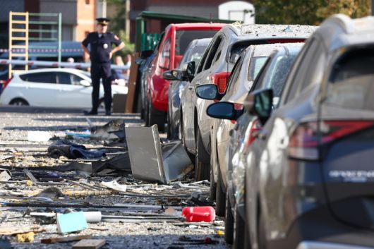 러시아 모스크바 라멘스코예 지구에 아파트 두 채가 우크라이나의 드론 공격을 받아 파손되면서 잔해가 도로에 떨어져있다. 타스 연합뉴스.