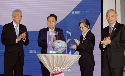 9일 싱가포르 한 호텔에서 열린 싱가포르 렉처에서 ‘자유, 평화, 번영의 인도-태평양을 위한 한반도 통일 비전’을 주제로 연설을 마친 윤석열 대통령과 참석자들이 기념도자기 증정 및 기념촬영을 하고 있다. 왼쪽부터 테오 치 힌 선임장관, 윤 대통령, 찬 헹 치 대사, 초이 싱 궉 동남아시아연구소 소장. 김창길기자