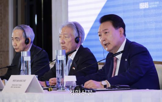 윤석열 대통령이 9일 싱가포르 한 호텔에서 ‘자유, 평화, 번영의 인도-태평양을 위한 한반도 통일 비전’을 주제로 싱가포르 렉처 연설을 마치고 질의응답을 하고 있다. 김창길기자