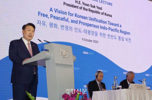 윤석열 대통령이 9일 싱가포르 한 호텔에서 ‘자유, 평화, 번영의 인도-태평양을 위한 한반도 통일 비전’을 주제로 싱가포르 렉처 연설을 하고 있다. 김창길기자