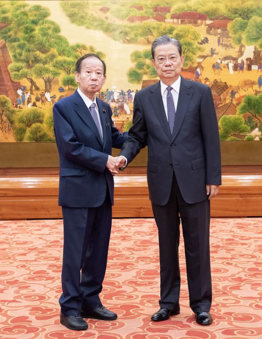 니카이 도시히로 일본 자민당 전 간사장(왼쪽)이 자오러지 중국 전국인민대표대회 상무위원장과 중국 베이징에서 만나고 있다. EPA연합뉴스