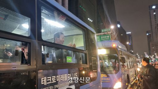 ‘김건희·윤석열 국정농단 규탄 및 특검 촉구’ 5차 장외집회와 ‘김건희-채상병 특검 추진! 국정농단 규명! 윤석열을 거부한다 3차 시민행진’ 등이 열린 30일 버스에 탄 한 시민이 행진하는 시위대를 향해 엄지를 치켜세우고 있다. 강한들 기자