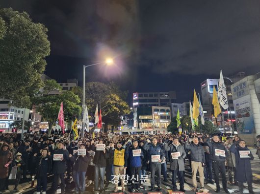 4일 오후 7시 제주시청 앞에  윤석열 대통령의 퇴진을 촉구하는 수백명의 목소리가 울려퍼졌다. 박미라 기자