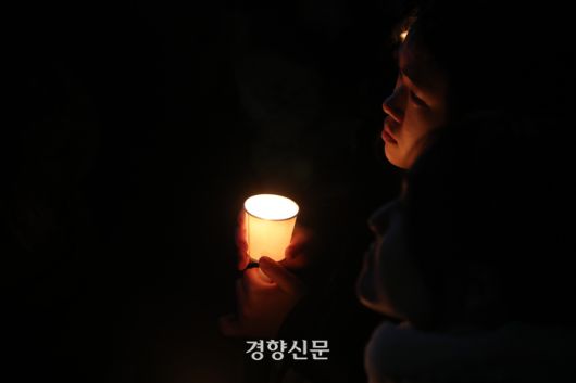 전국민주노동조합총연맹 등이 주최한 ‘내란죄 윤석열 퇴진! 시민촛불’에 참가한 시민들이 4일 오후 서울 동화면세점 앞에서 촛불을 들고 있다. 정지윤 선임기자