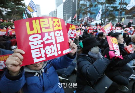 윤석열 대통령에 대한 탄핵 표결이 진행된 7일 오후 서울 여의도 국회앞에 서 열린 ‘내란죄 윤석열 퇴진! 국민주권 실현! 사회대개혁! 범국민촛불대행진’ 참석자들이 구호를 외치고 있다. 권도현 기자