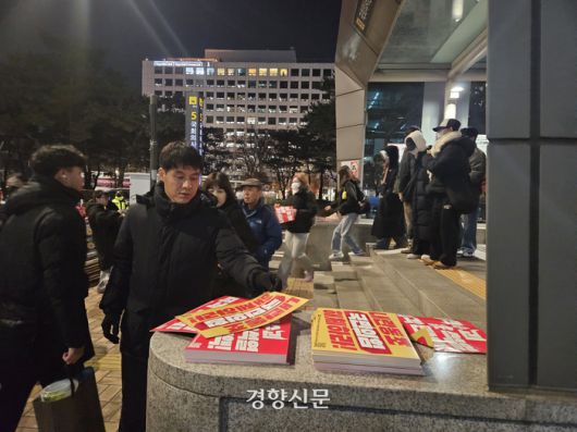 시민들이 9일 오후 서울 영등포구 국회의사당역 앞에 놓인 촛불집회 손팻말을 가져가고 있다. 김송이 기자