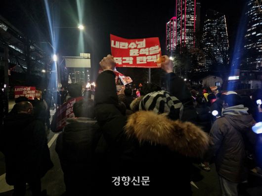 촛불집회 참가자들이 9일 오후 서울 영등포구 국회의사당역에서 국민의힘 당사까지 행진하고 있다. 김송이 기자