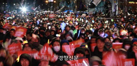 윤석열 대통령에 대한 탄핵소추안 표결이 진행된 7일 서울 여의도에서 시민들이 집회에 참석하고 있다. 이준헌 기자