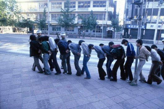 1980년 5월 시민들이 뒤로 손이 묶인 채 계엄군에 의해 끌려가고 있다. 행렬 뒤에서 세 번째 살구색 점퍼를 입은 사람이 이덕준씨이다. 본인 제공