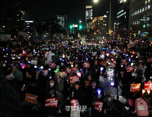 시민들이 지난 9일 밤 서울 여의도 국회의사당 앞에서 윤석열 대통령의 탄핵을 촉구하는 촛불문화제를 열고 있다. 집회는 주말인 지난 7일 대통령 탄핵소추안 투표 불성립 이후 평일에도 이어지고 있다. 김창길 기자